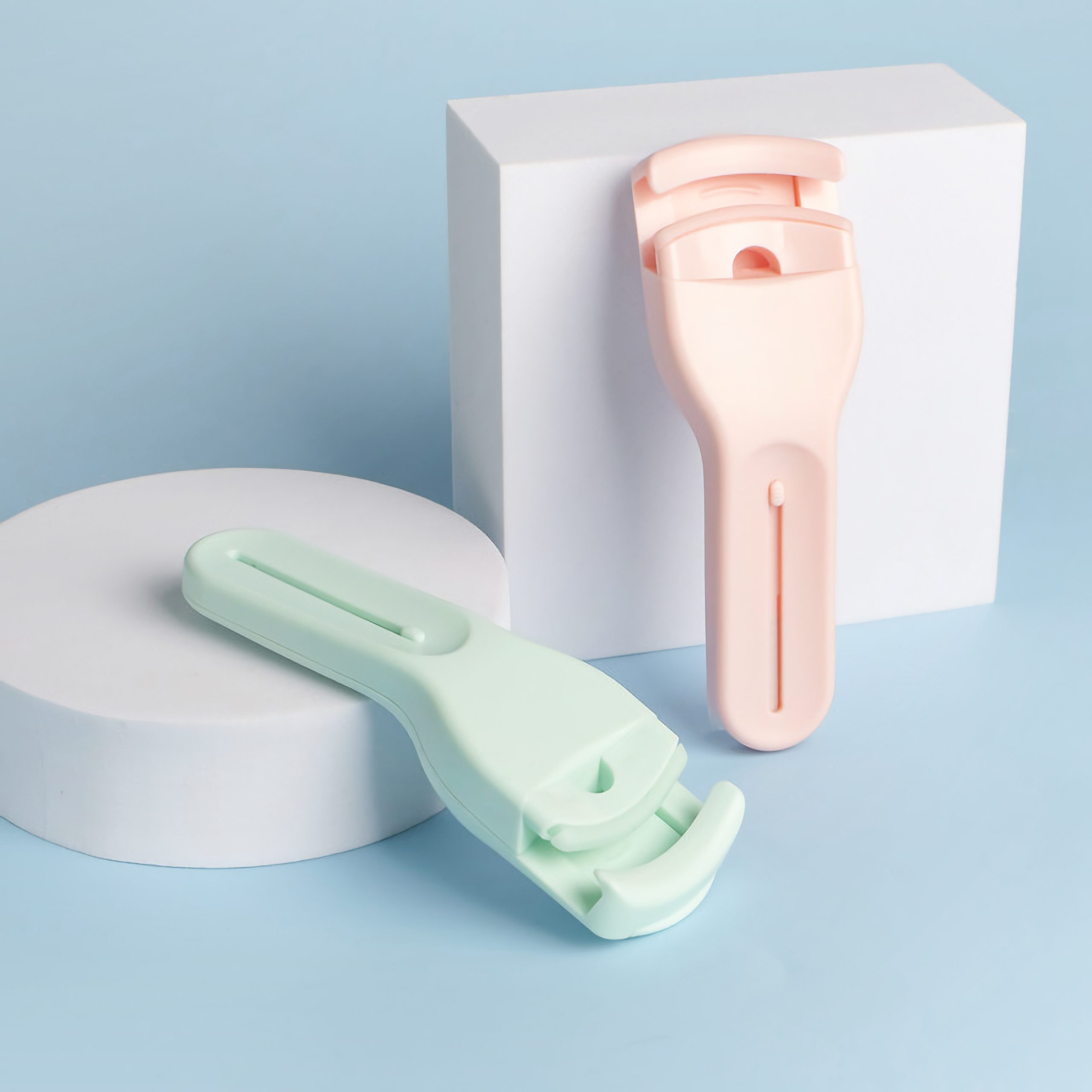 Portable Mini Eyelash Curler – No-Pinch Design for Natural, Long-Lasting Curl